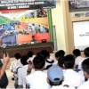 Pemateri dr Sat Narkoba Polres Kng dlm kegiatan penyuluhan di SMKN 1 Kng, 7 April